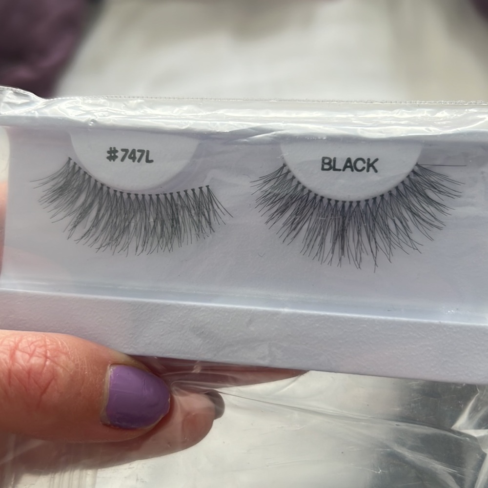 Lashes - Picture 3 of 3